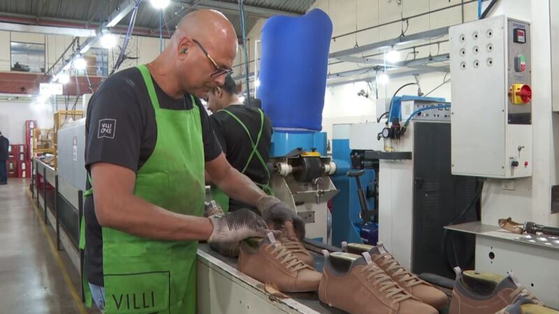Exportação de calçados do Brasil cai em agosto com tarifaço e setor vê mais recuo em setembro