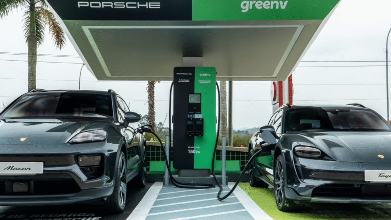 Porsche anuncia R$ 70 milhões para expandir rede de carregadores ultrarrápidos no Brasil