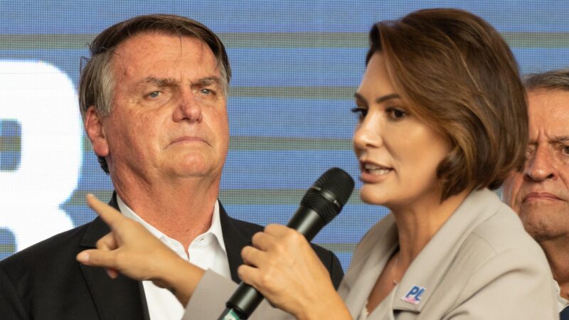 Michelle Bolsonaro tem fusca revistado em Brasília: ‘Para conferir se o Jair não estava escondido’