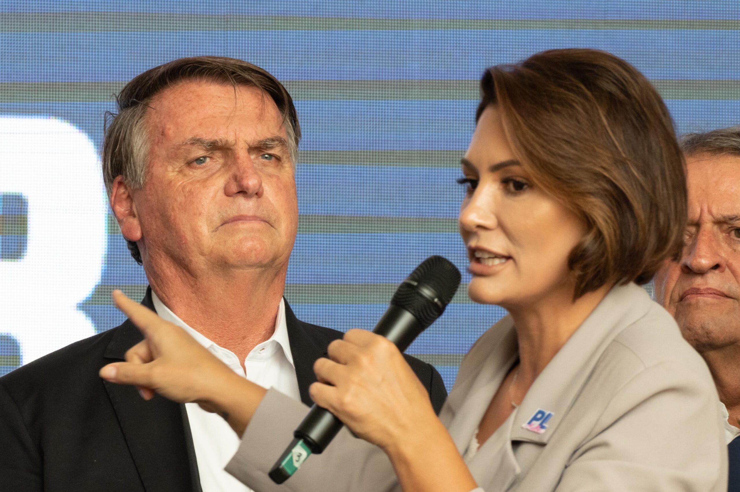 Michelle Bolsonaro tem fusca revistado em Brasília: ‘Para conferir se o Jair não estava escondido’