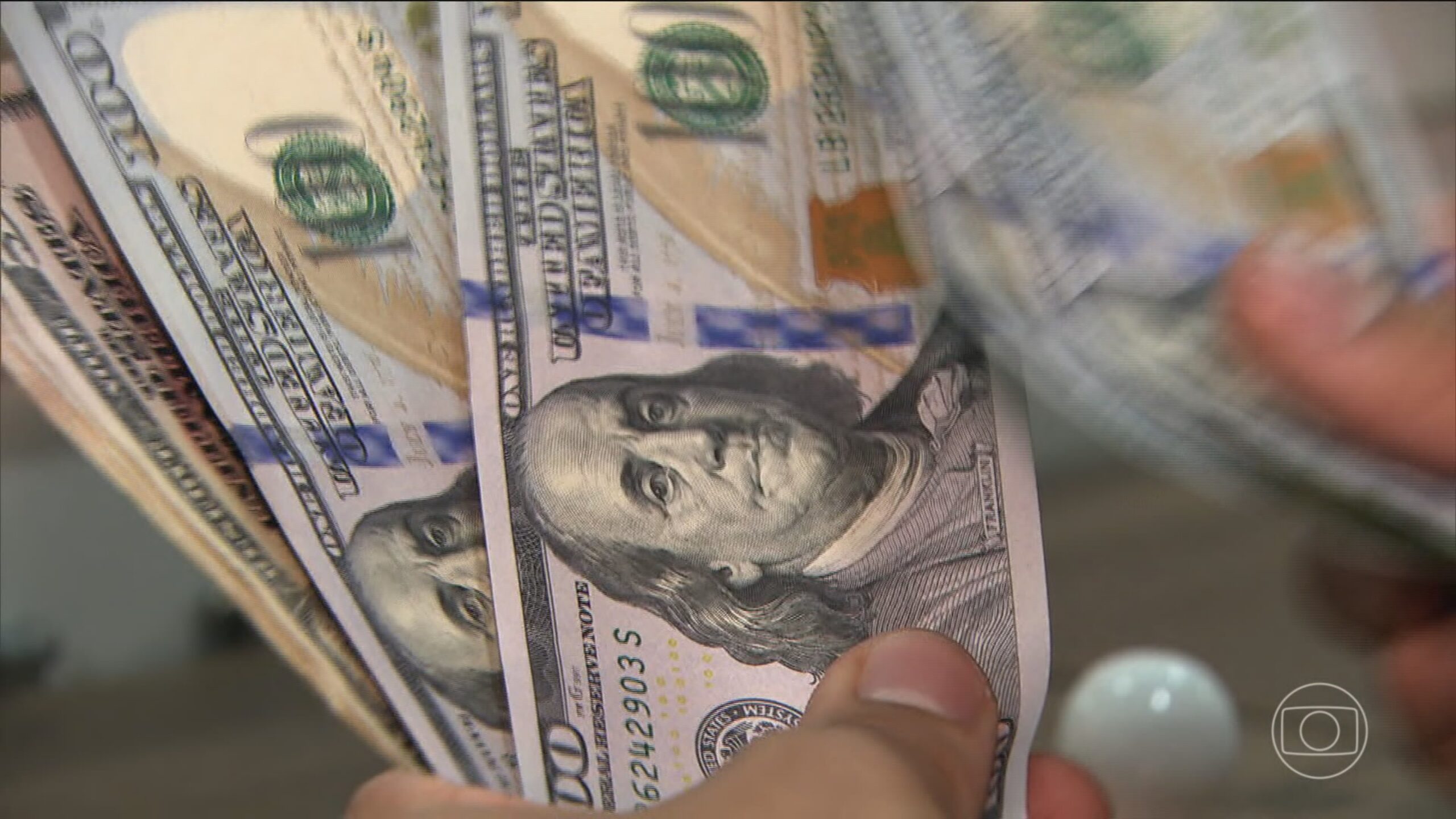 Dólar abre em queda com investidores atentos à inflação e julgamento de Bolsonaro
