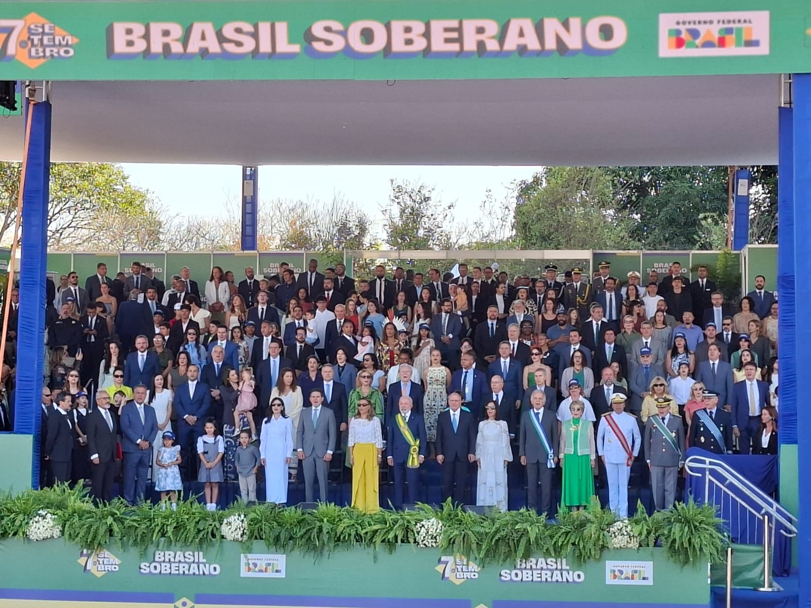 Sem ministros do STF e com Motta na tribuna, Lula participa de desfile do 7 de Setembro em Brasília