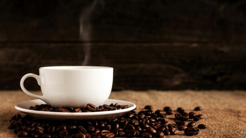 Preço do café cai pelo 2º mês seguido, mas voltará a subir em breve, dizem indústrias