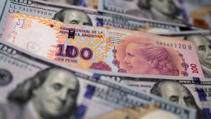 Mercados argentinos disparam após vitória do partido de Milei e dólar recua