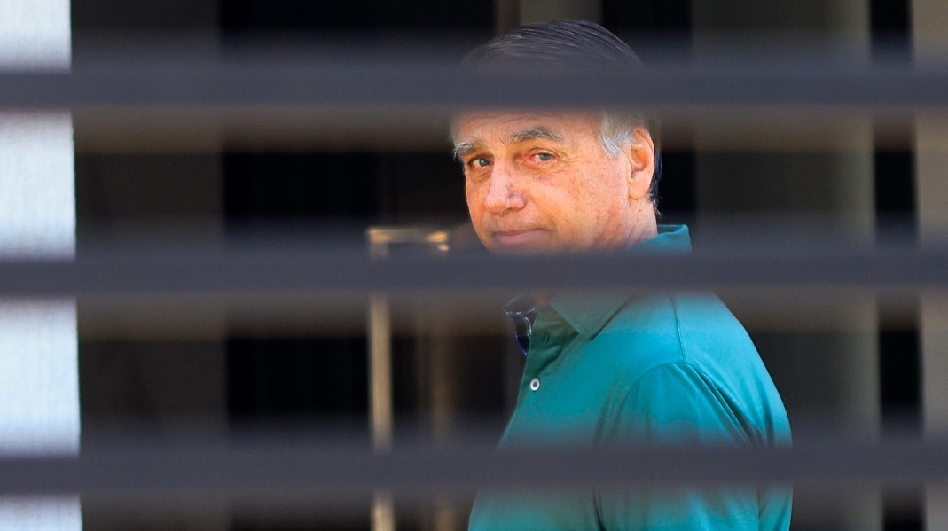 Defesa de Bolsonaro avalia revisão que pode levar inquérito do golpe para o plenário do STF