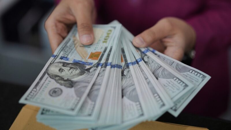 Dólar abre em queda com investidores à espera do Fed