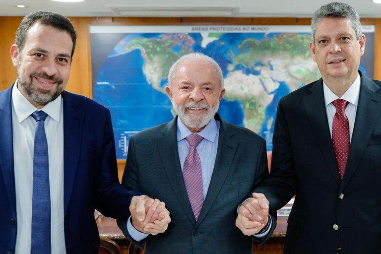 Boulos toma posse como ministro da Secretaria-Geral com missão de ‘colocar governo na rua’