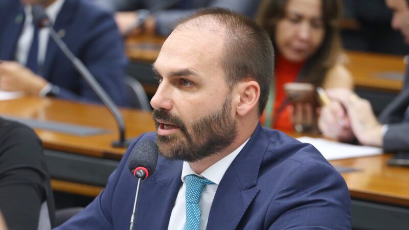 Postagem de Eduardo Bolsonaro minimizando reunião Lula-Trump tem reações negativas