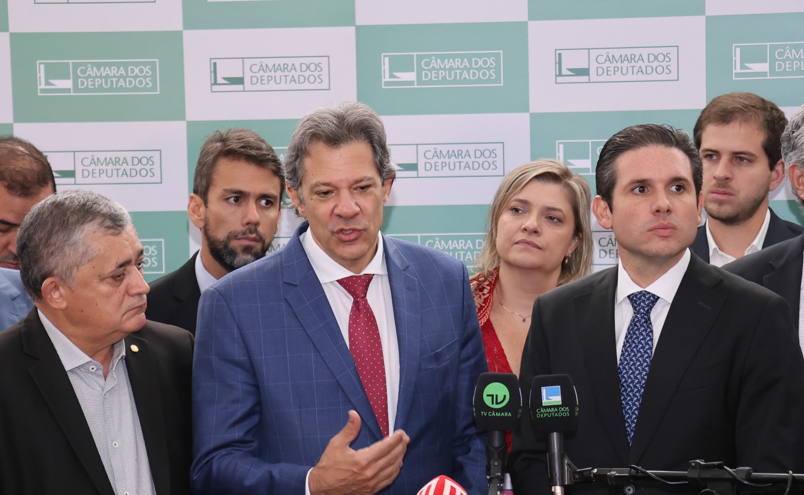 Governo quer esperar votação de projeto que limita gastos antes de enviar propostas de alta de arrecadação, diz Haddad