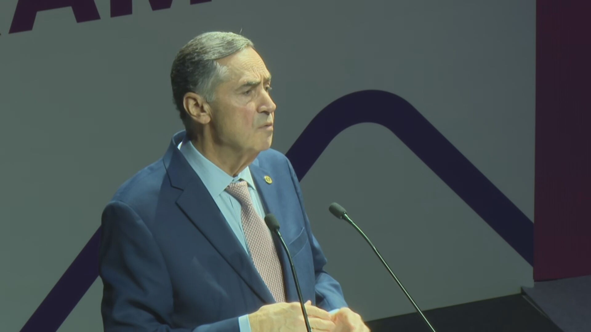 Em 1ª agenda pública após se aposentar do STF, Barroso diz que ‘precisamos reagir’ ao crime organizado, mas ‘com inteligência’