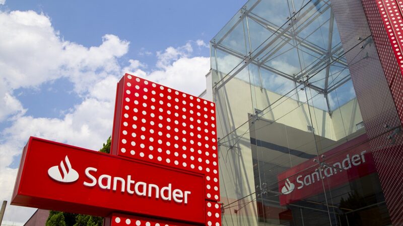 Aplicativo do Santander fica fora do ar e clientes reclamam nas redes sociais