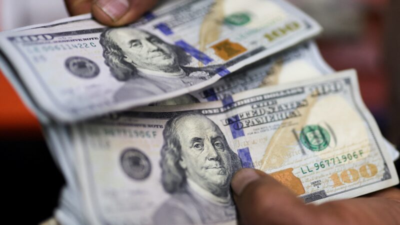 Dólar abre em queda com atenção voltada ao cenário externo e dados locais