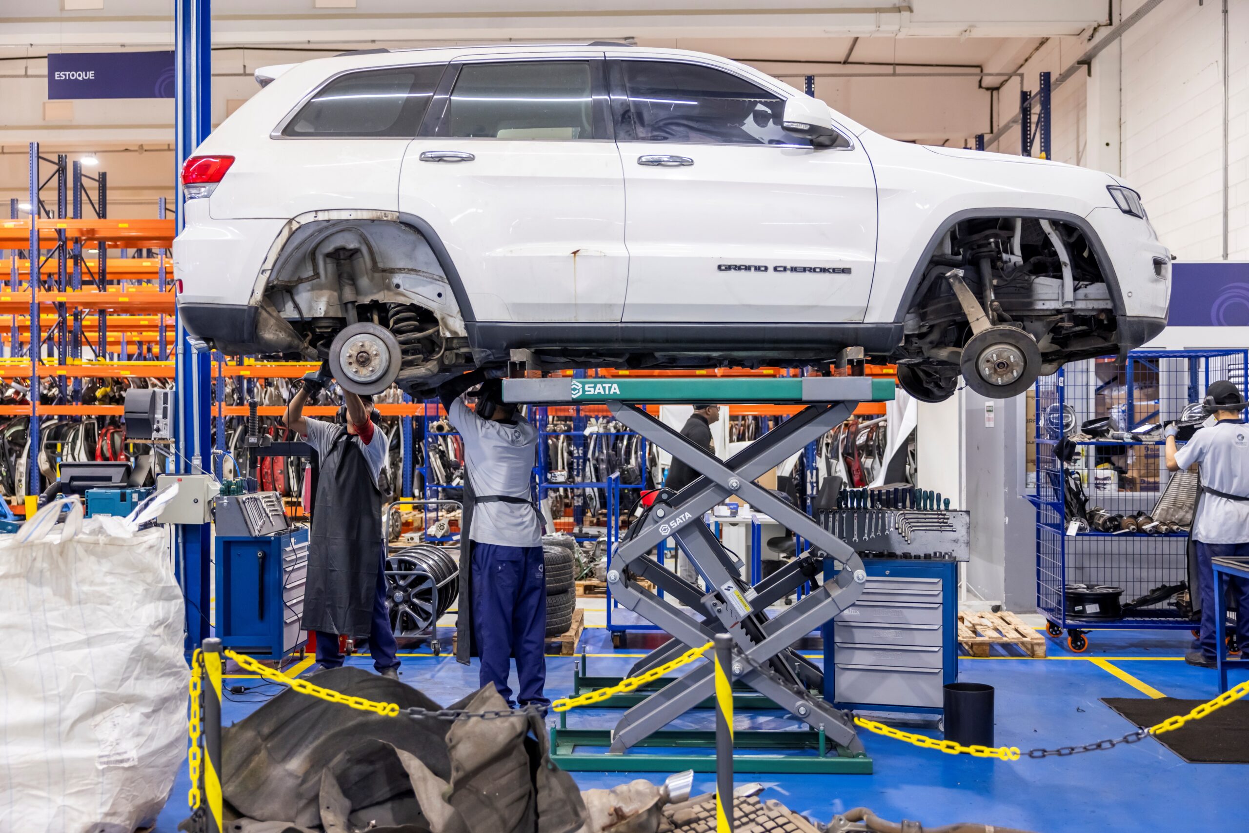 Por dentro de um desmanche: veja como carros viram peças vendidas pela metade do preço