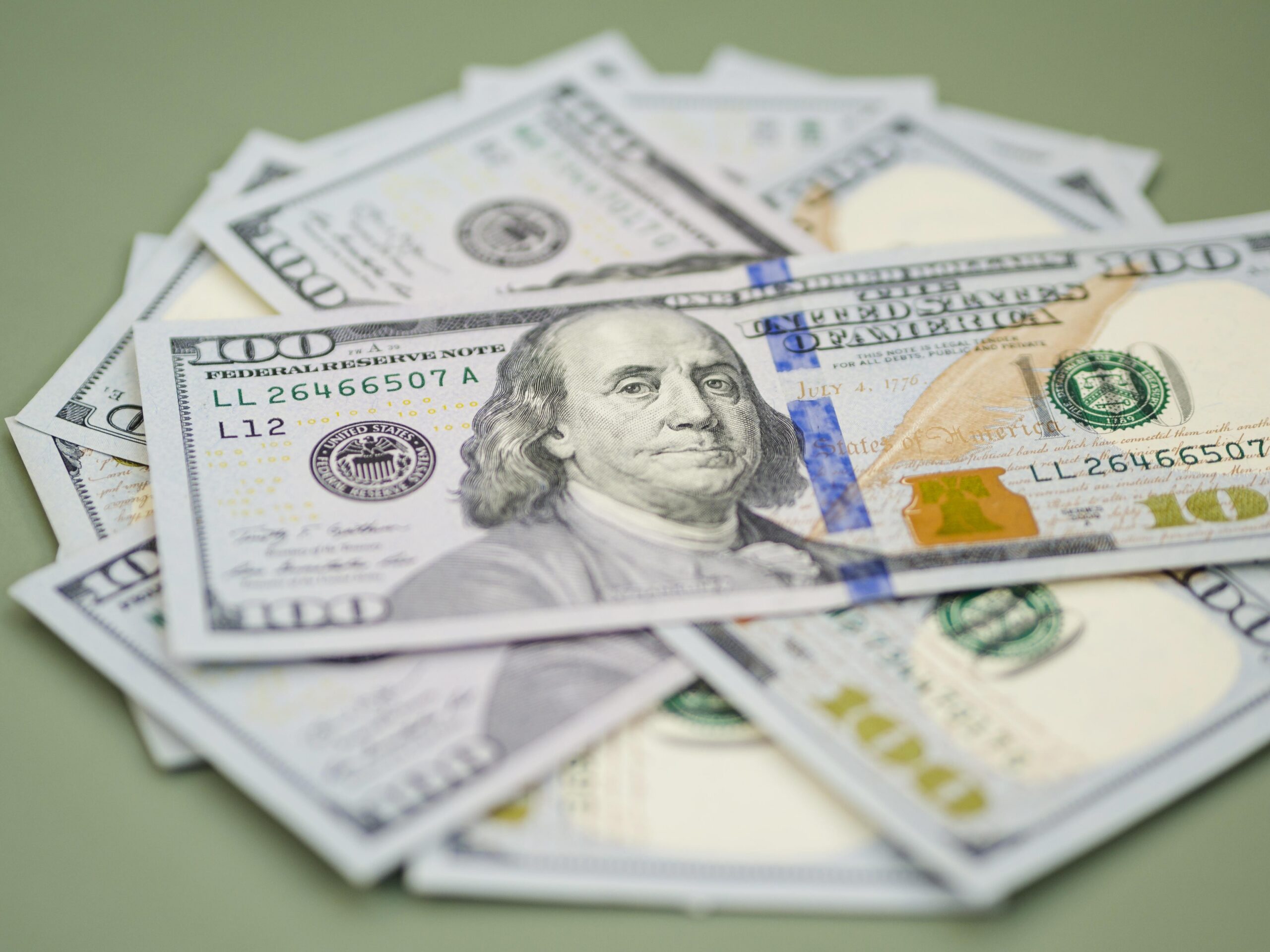 Dólar abre estável com investidores à espera do Copom e dados dos EUA